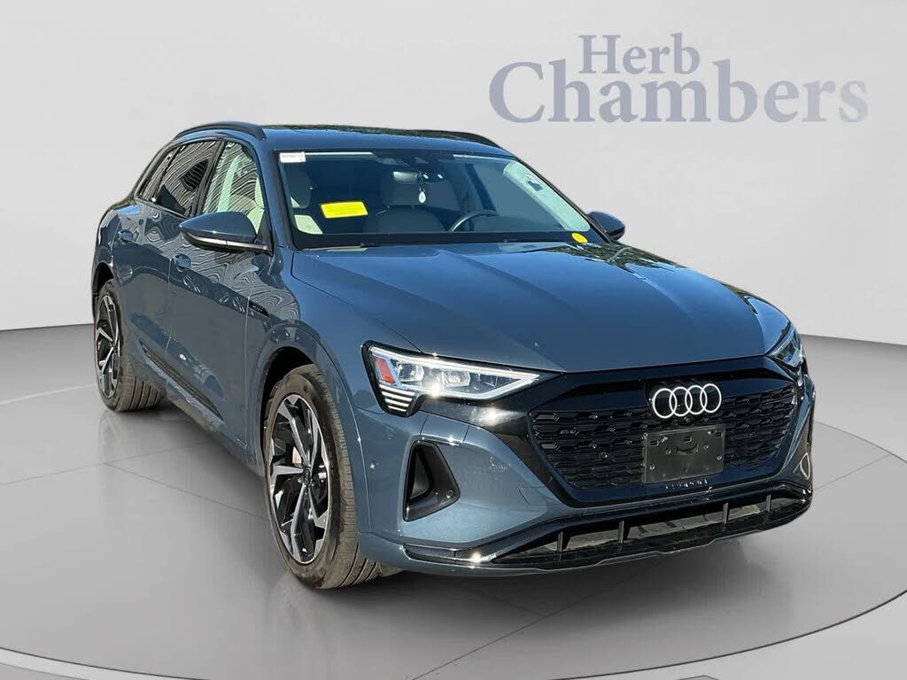 2024 AUDI Q8