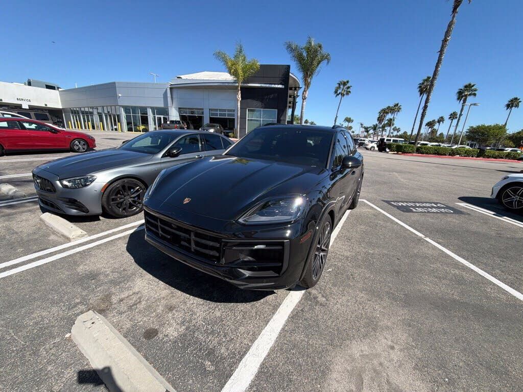 2025 PORSCHE Cayenne
