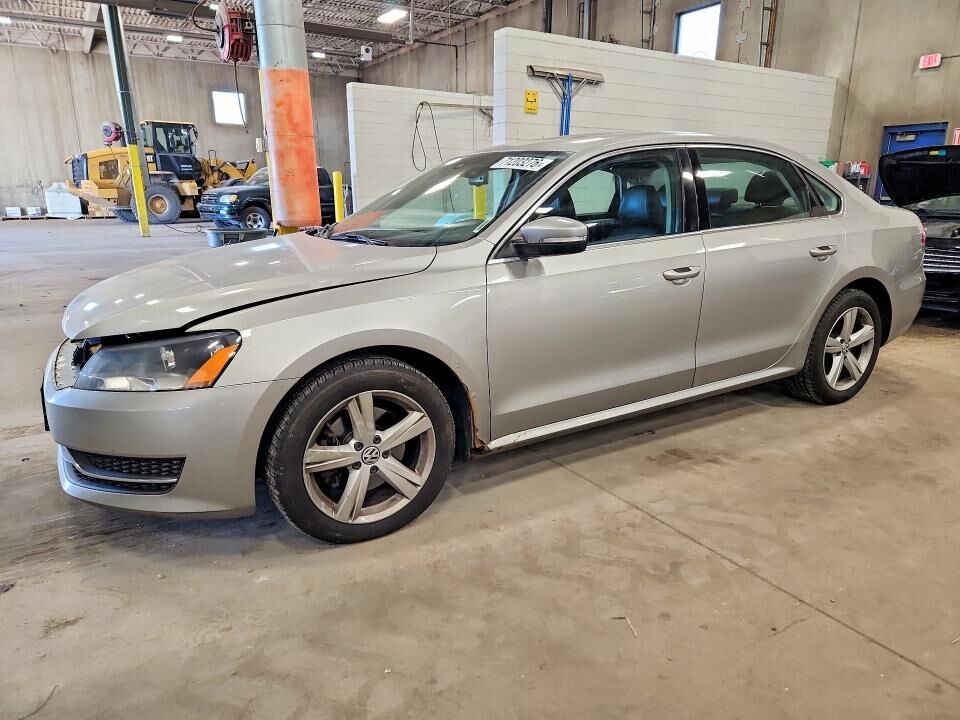 2013 VOLKSWAGEN Passat