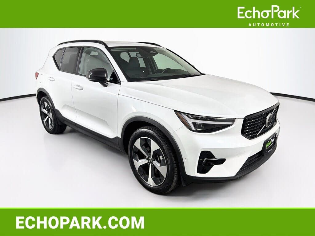 2026 VOLVO XC40