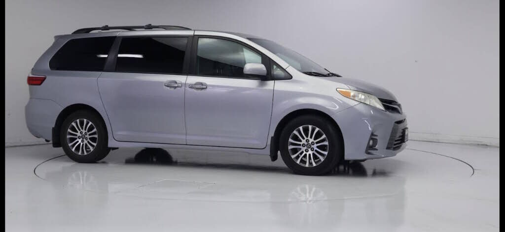 2018 TOYOTA Sienna