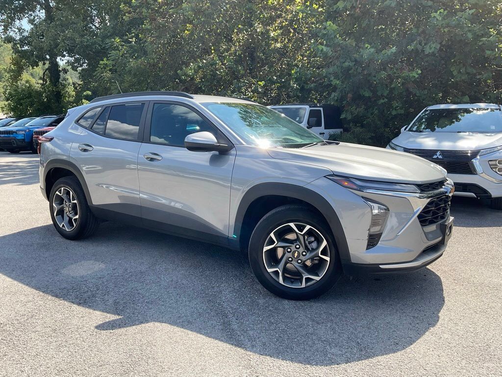 2025 CHEVROLET Trax
