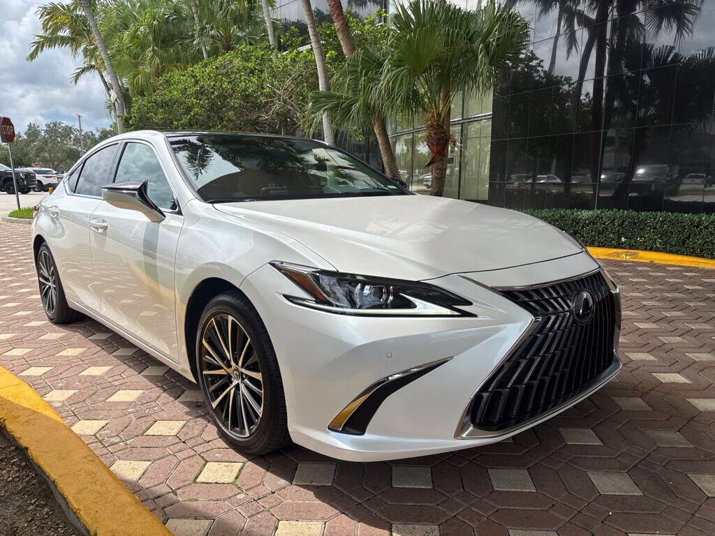 2025 LEXUS ES