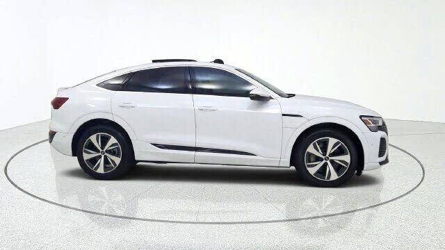 2024 AUDI Q8