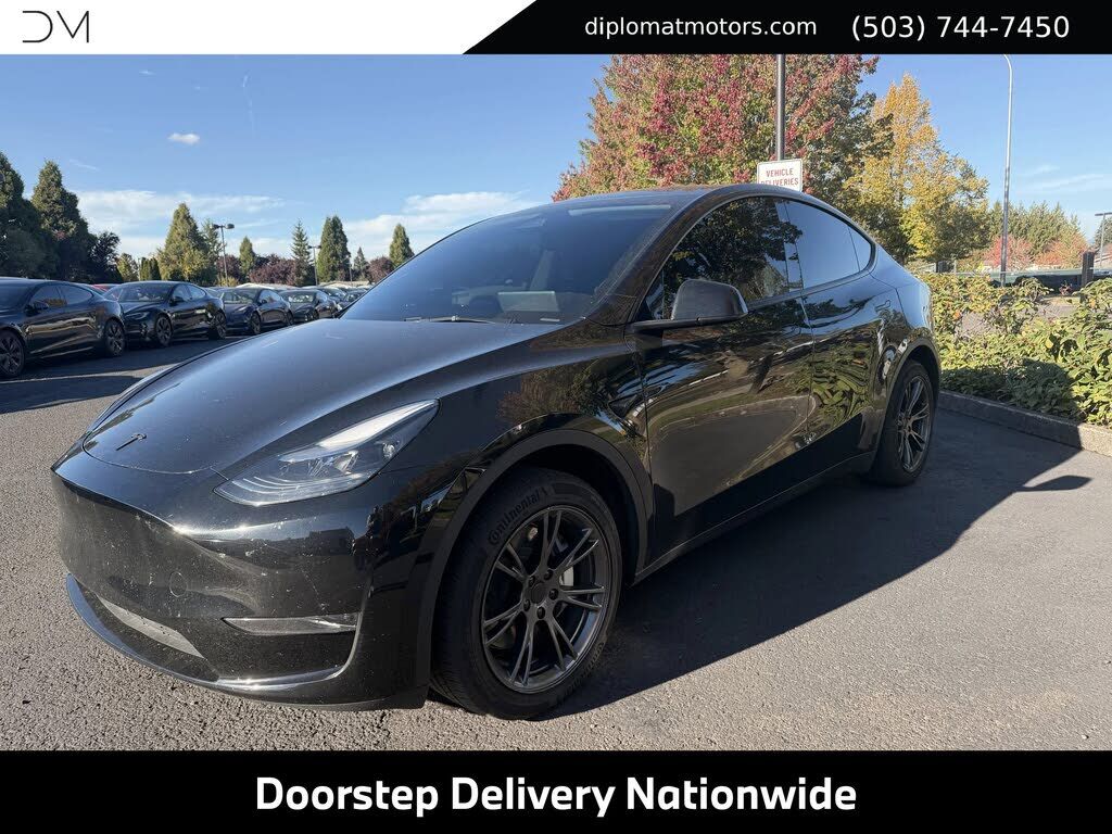 2025 TESLA Model Y