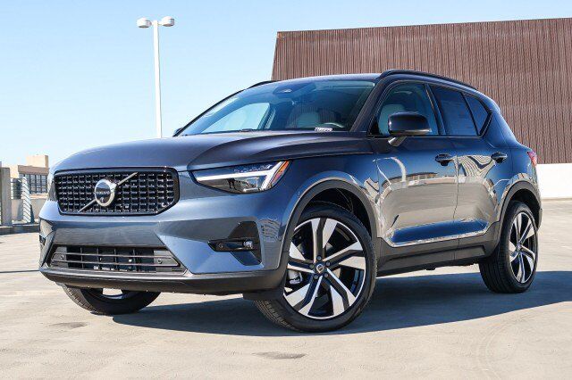 2026 VOLVO XC40