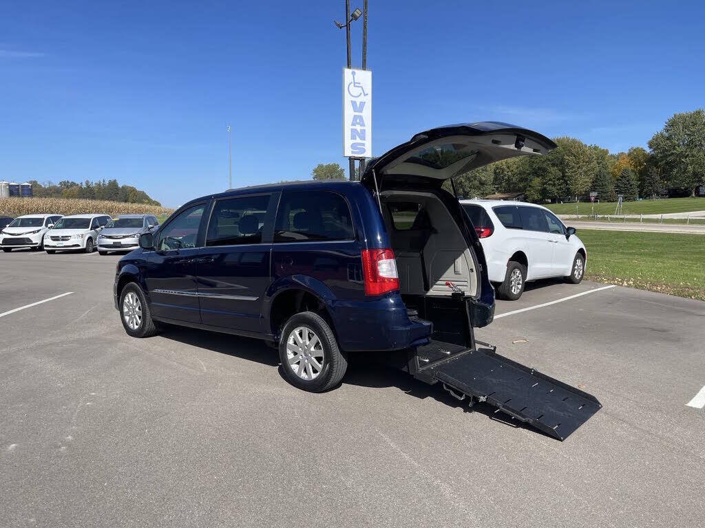 2014 CHRYSLER Town and Country