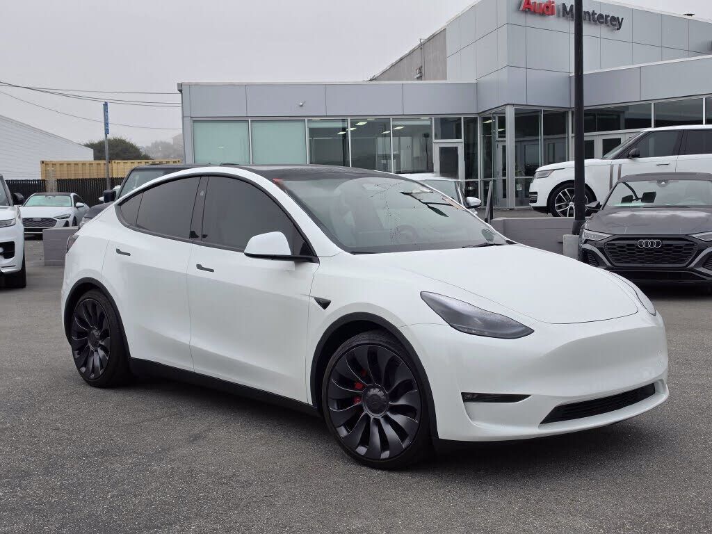 2025 TESLA Model Y