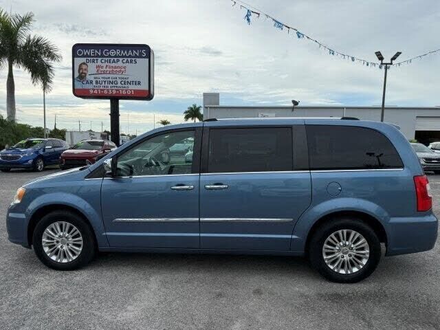 2012 CHRYSLER Town and Country