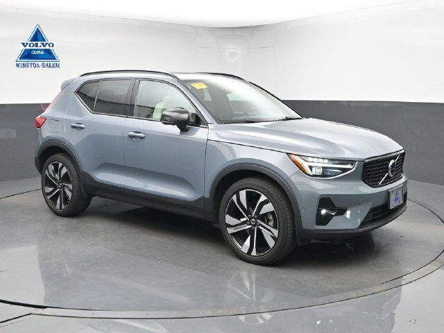 2023 VOLVO XC40