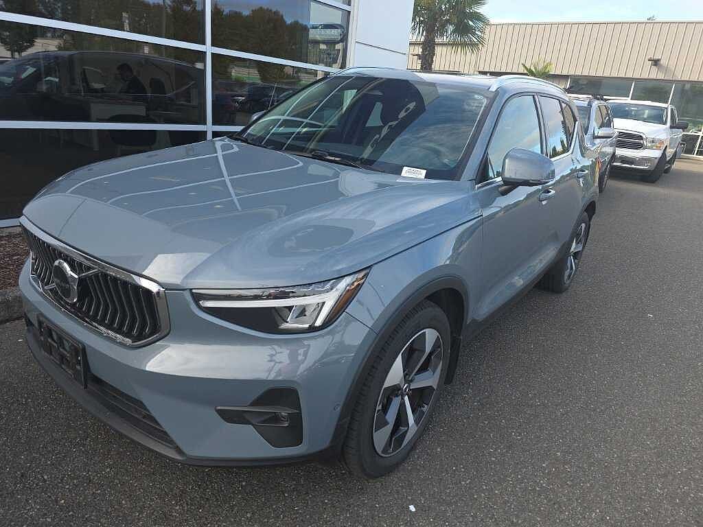 2023 VOLVO XC40