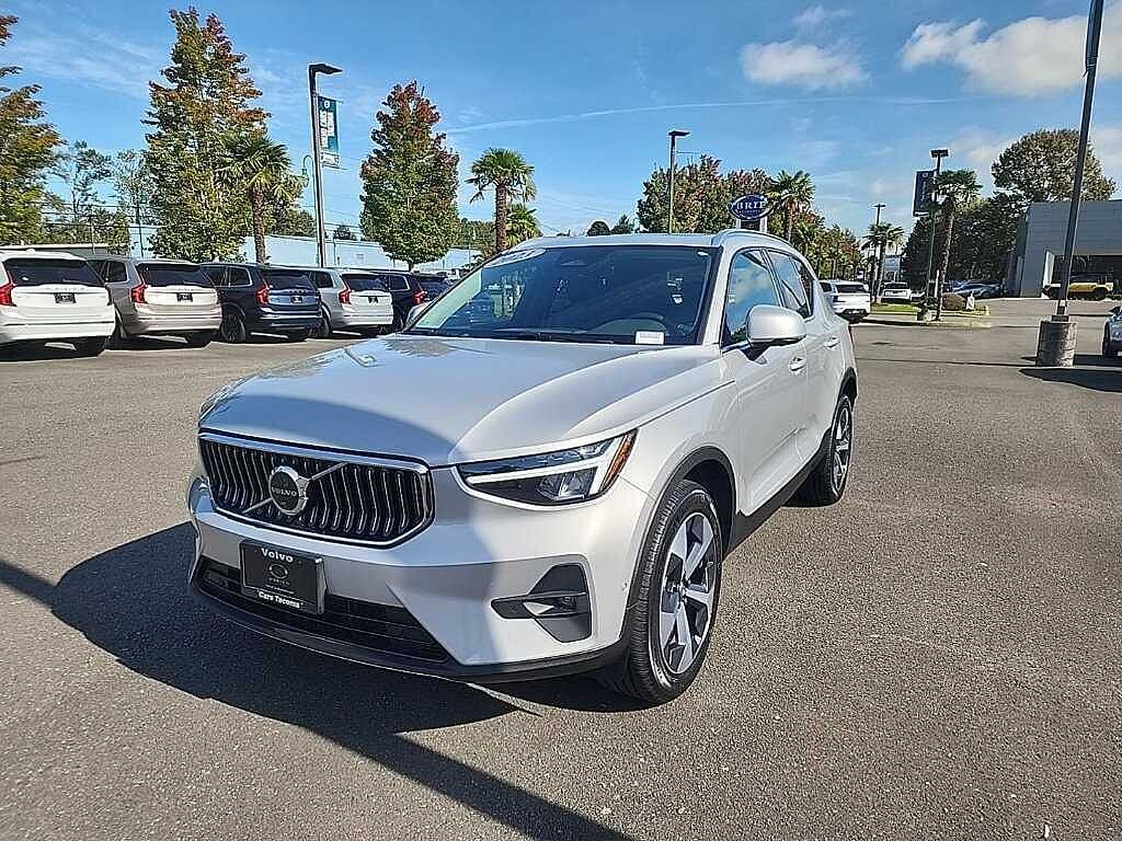 2023 VOLVO XC40
