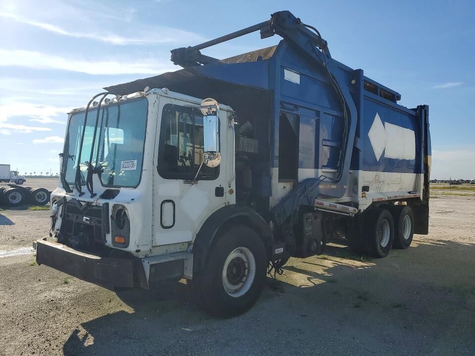 2011 MACK MRU