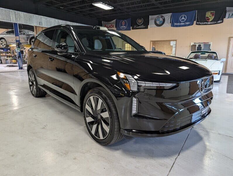 2025 VOLVO EX90
