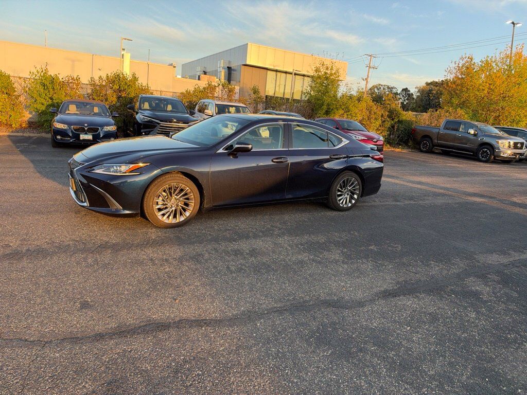 2025 LEXUS ES