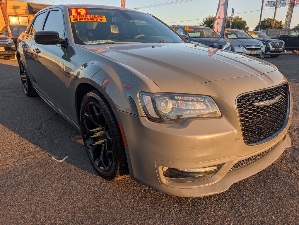 2019 CHRYSLER 300