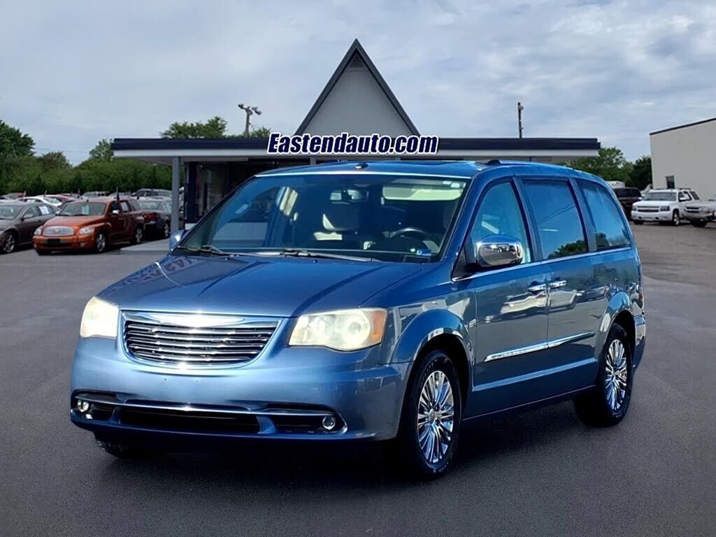2011 CHRYSLER Town and Country