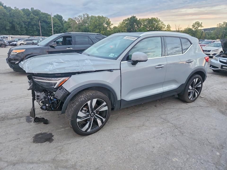 2024 VOLVO XC40