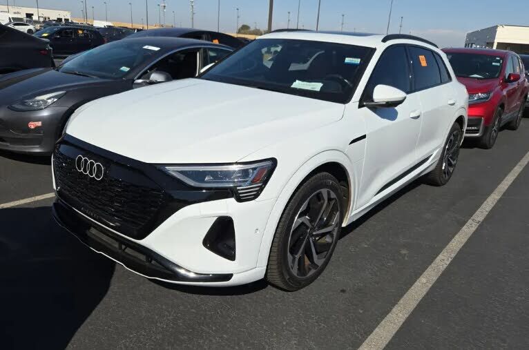 2024 AUDI Q8