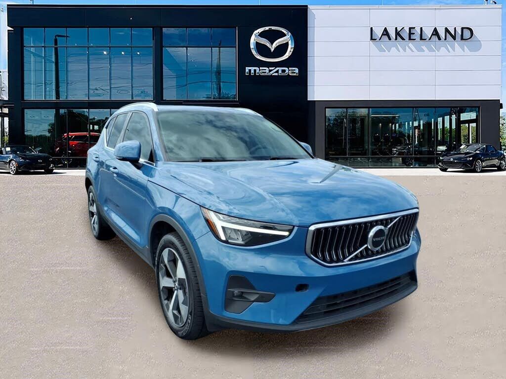 2023 VOLVO XC40
