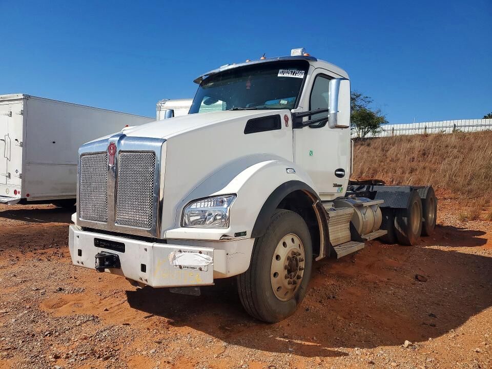 2023 KENWORTH T880
