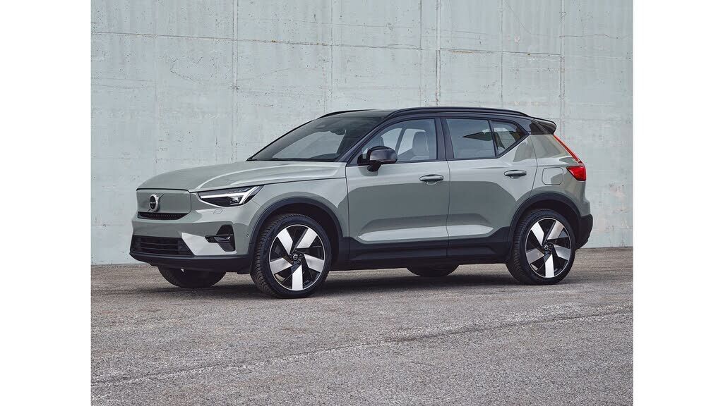 2023 VOLVO XC40