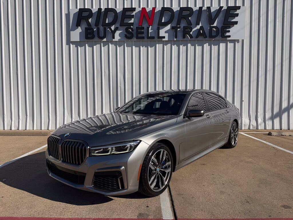 2022 BMW M7