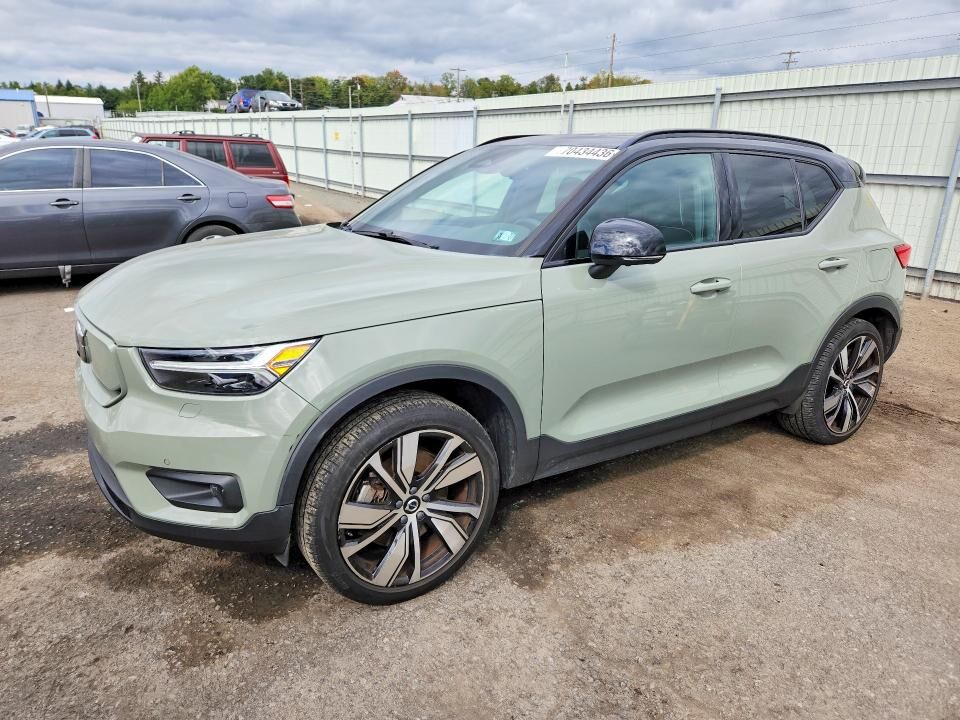 2021 VOLVO XC40