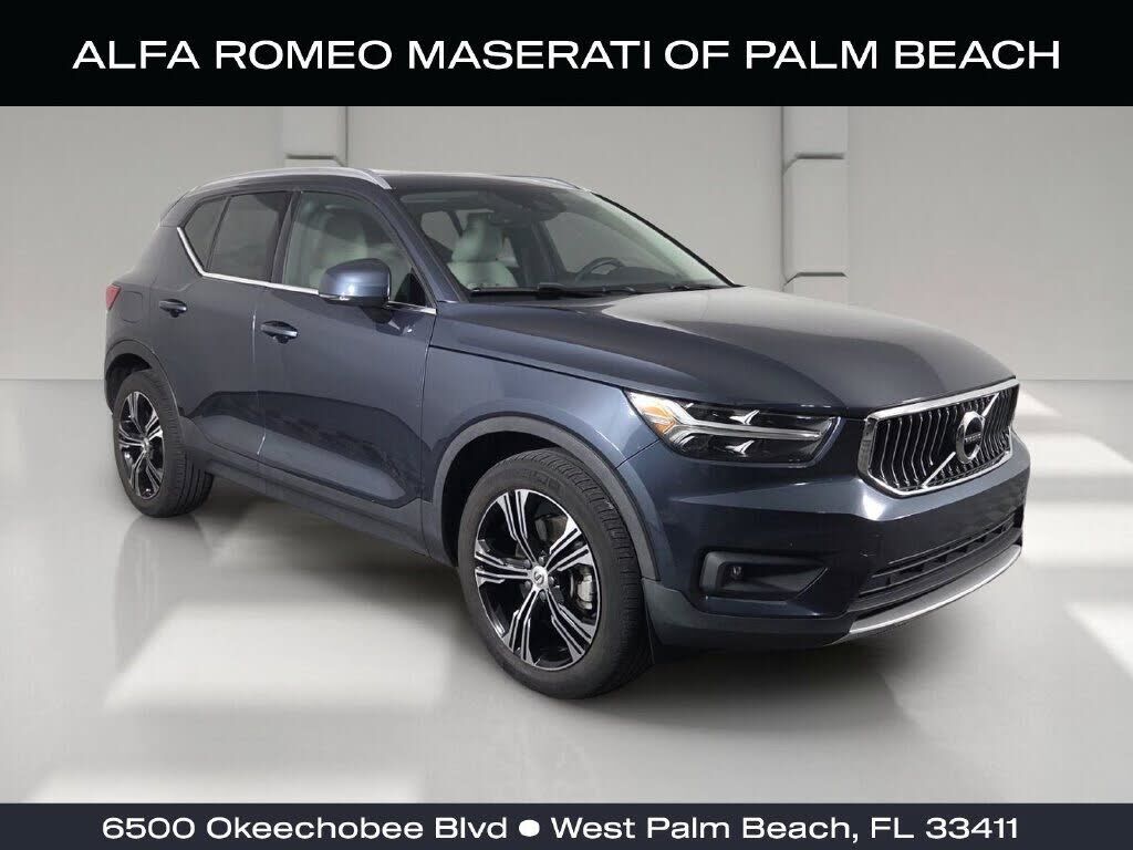 2022 VOLVO XC40