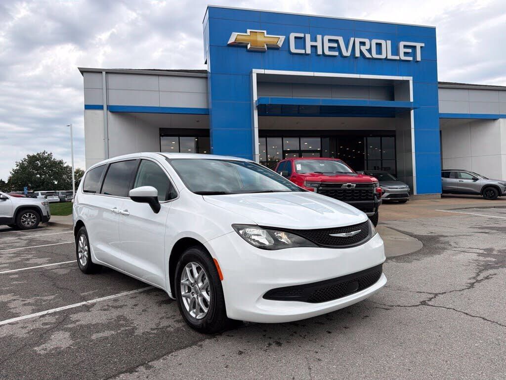 2022 CHRYSLER Voyager