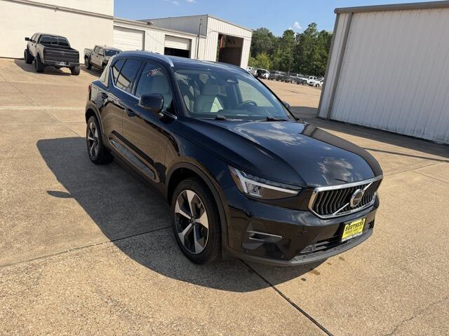 2024 VOLVO XC40