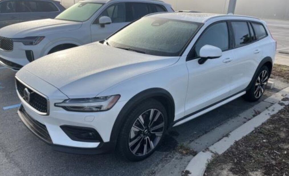 2025 VOLVO V60CC