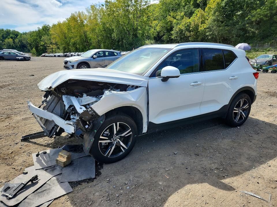 2025 VOLVO XC40