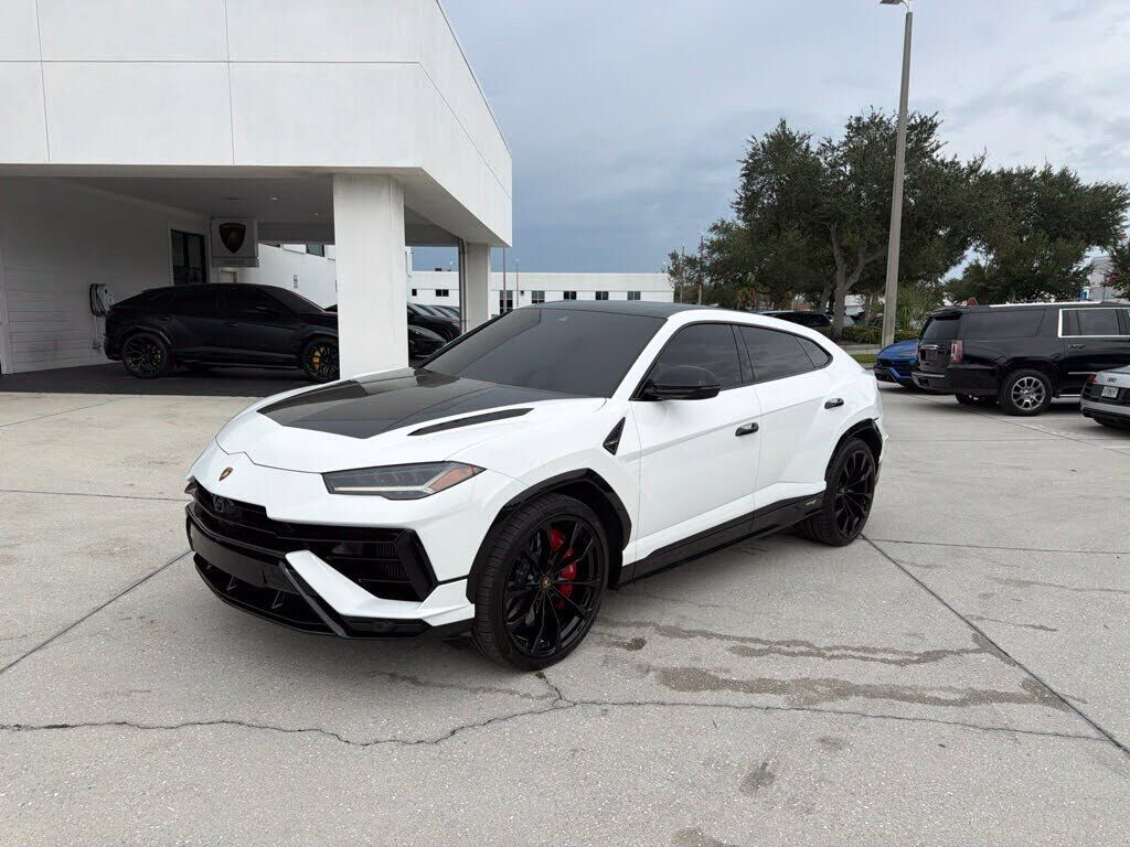2024 LAMBORGHINI URUS