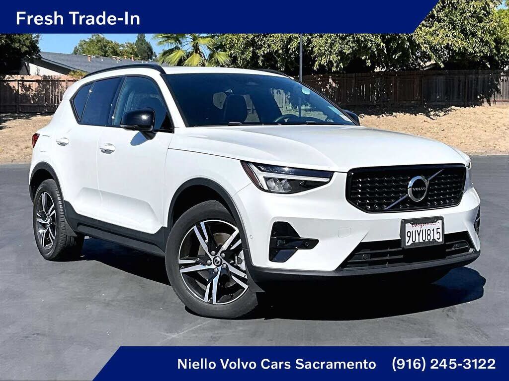 2023 VOLVO XC40