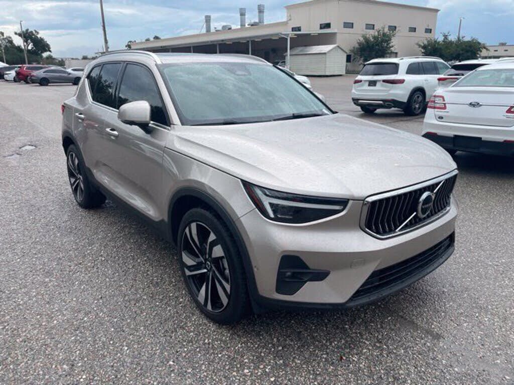 2024 VOLVO XC40