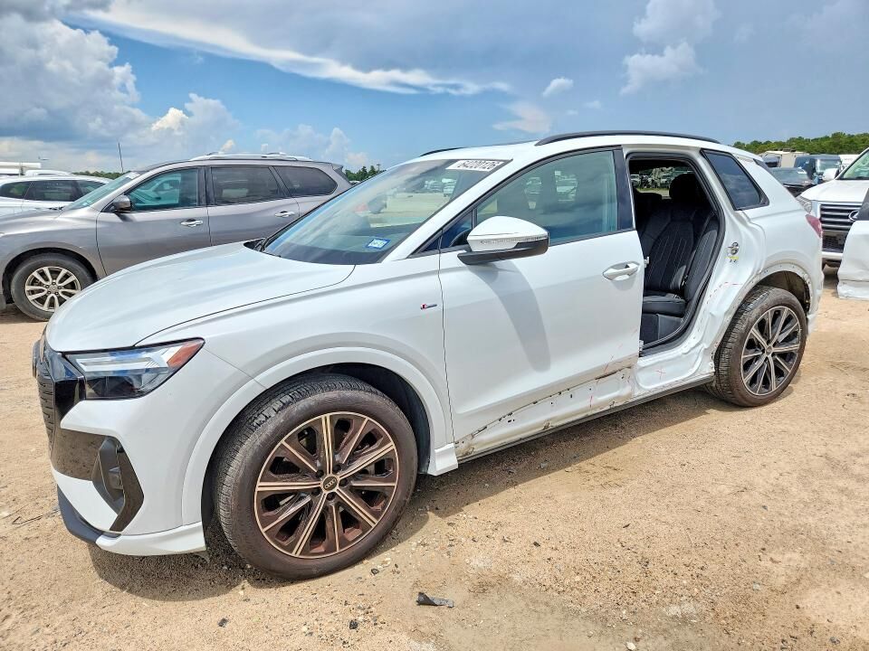 2022 AUDI Q4
