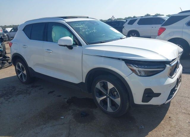 2023 VOLVO XC40