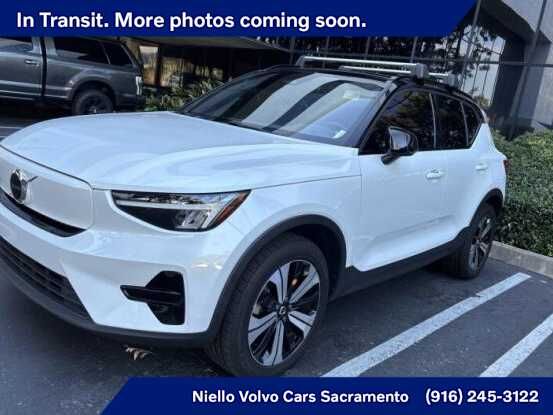 2023 VOLVO XC40