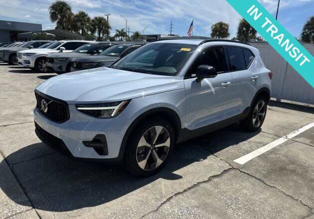 2024 VOLVO XC40