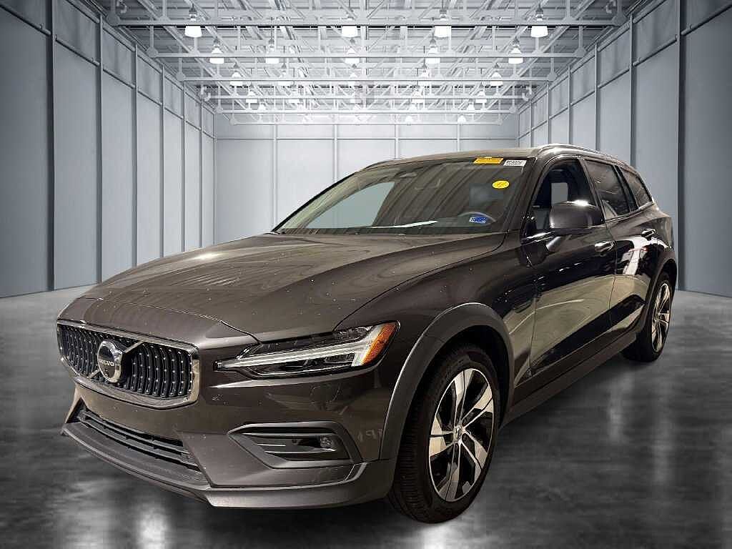 2025 VOLVO V60CC