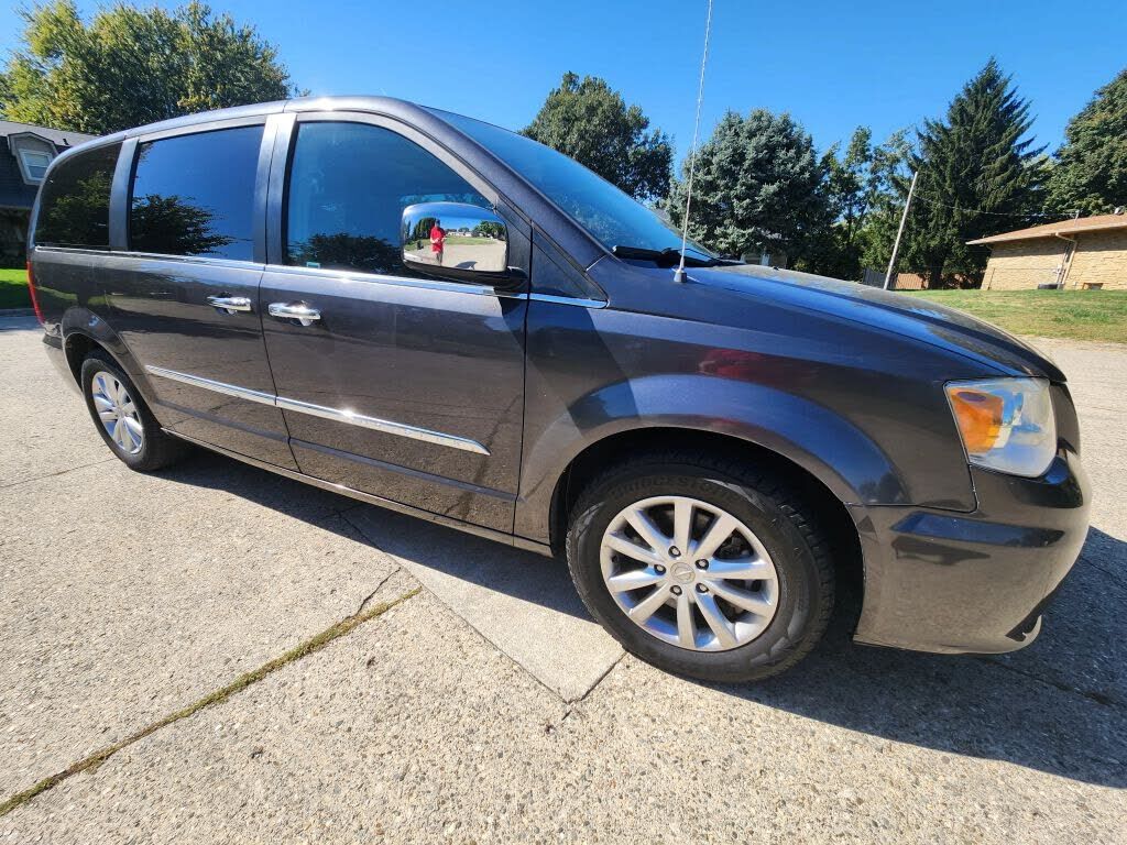 2016 CHRYSLER Town and Country
