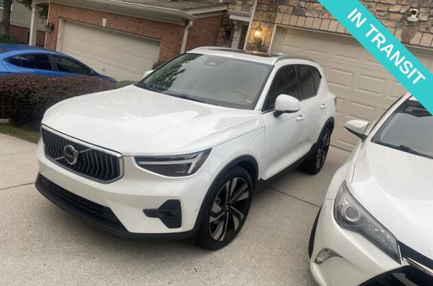 2024 VOLVO XC40