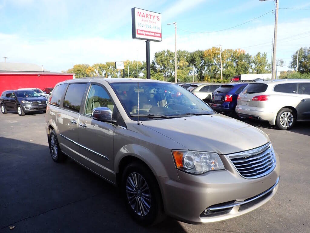 2014 CHRYSLER Town and Country