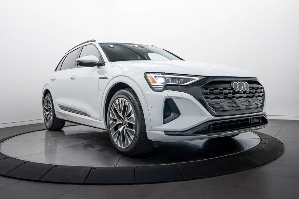 2024 AUDI Q8