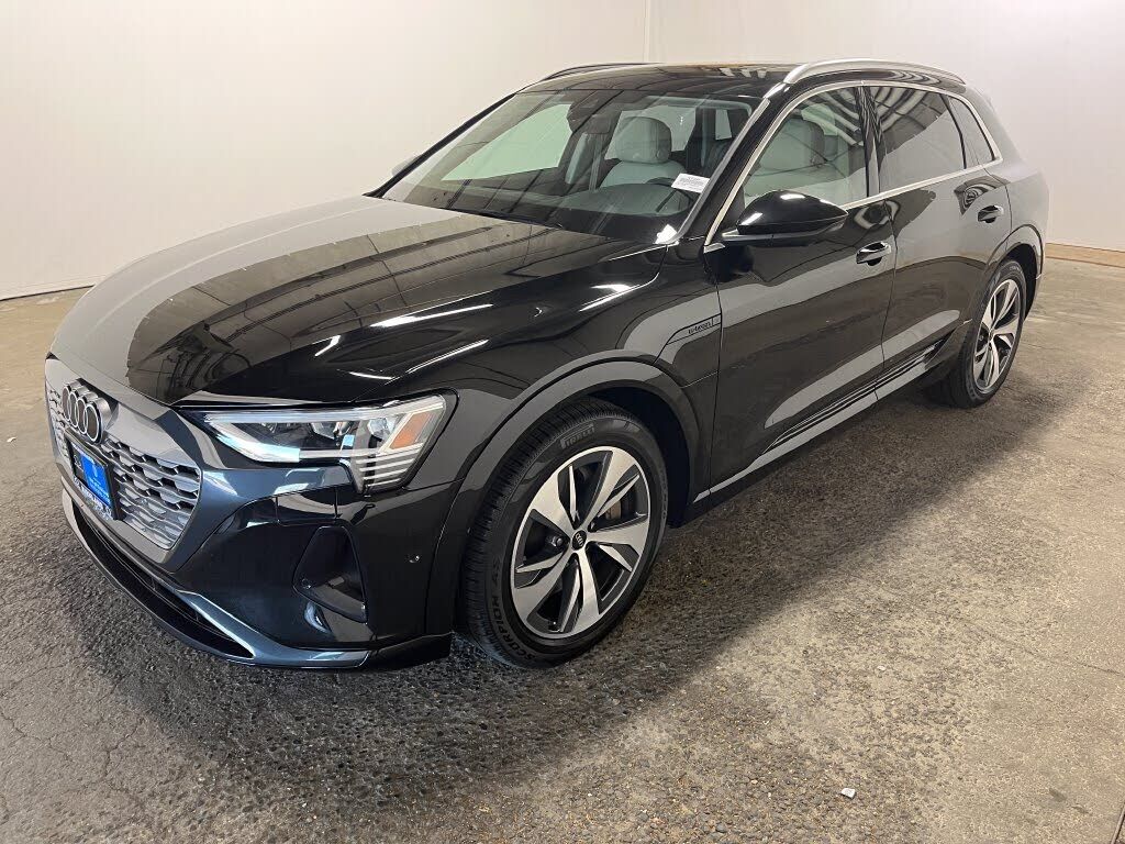 2024 AUDI Q8