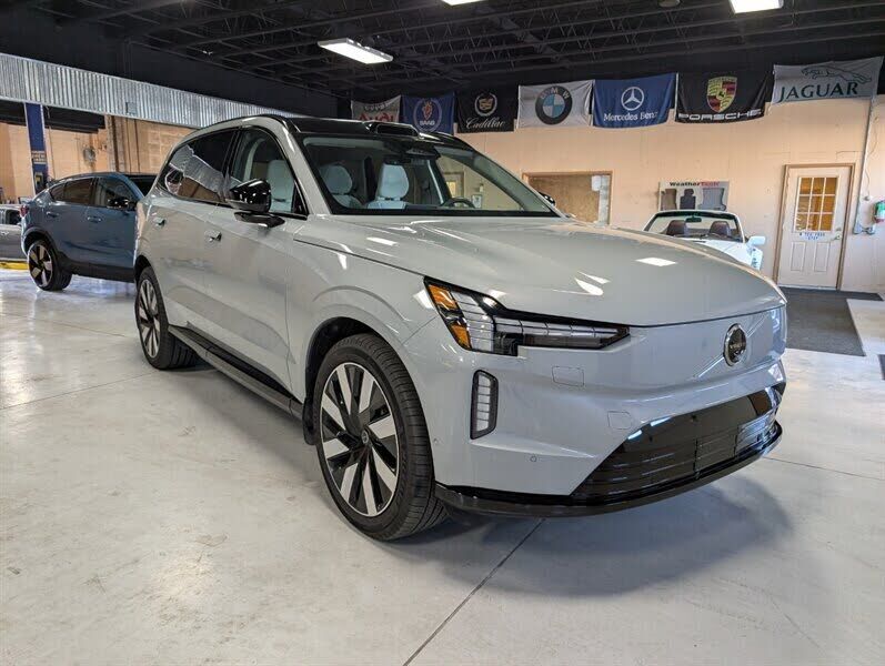 2025 VOLVO EX90