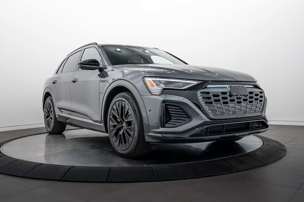 2024 AUDI Q8