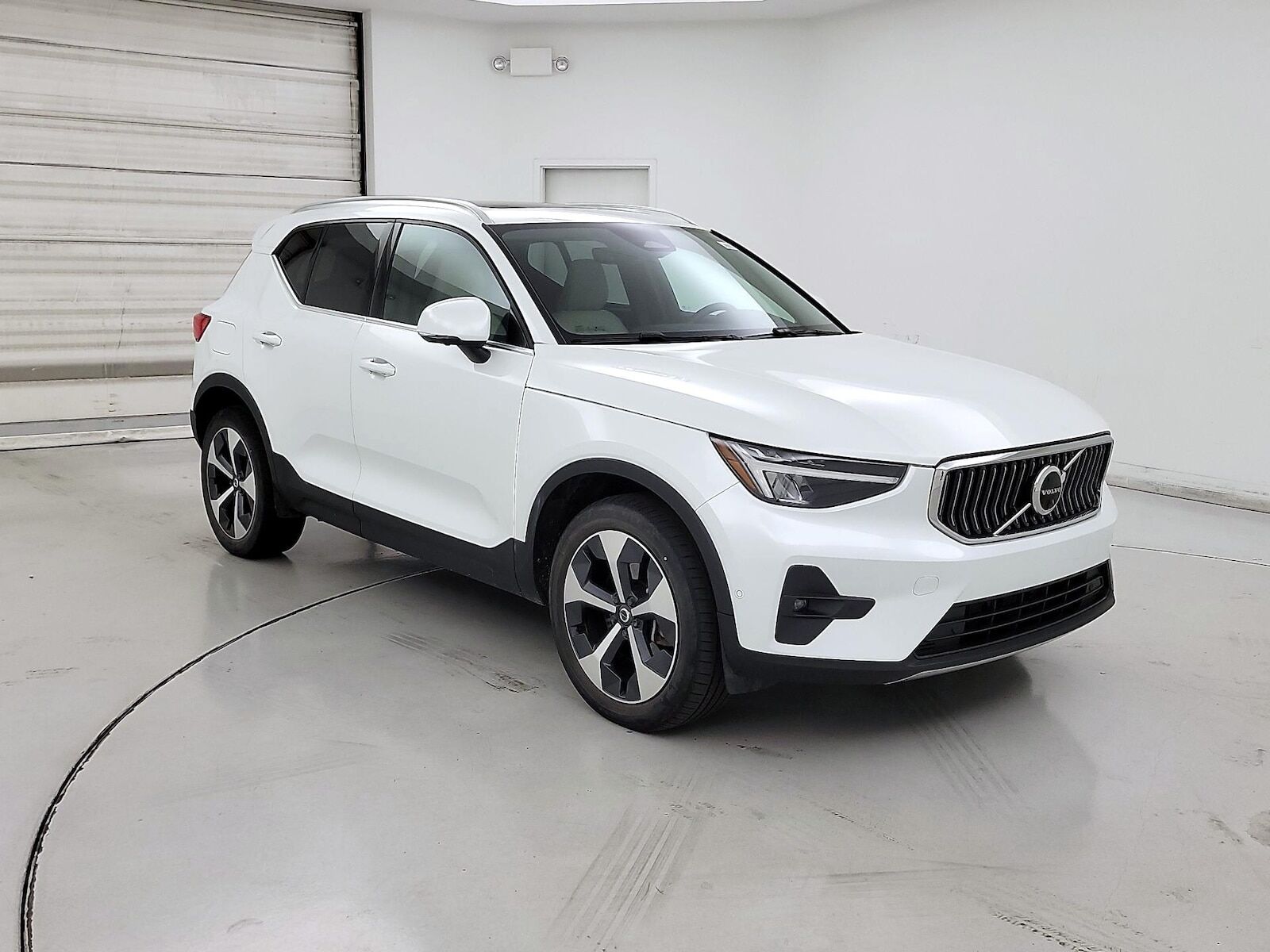 2023 VOLVO XC40