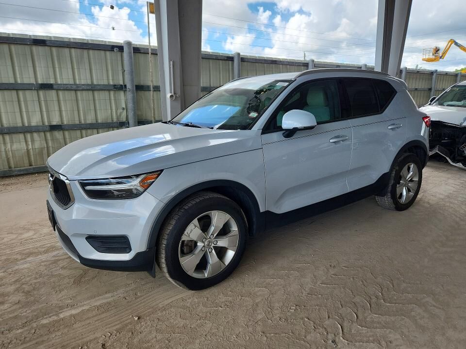 2020 VOLVO XC40